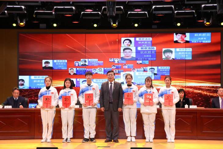 党委书记 张连城 为代表颁发荣誉证书