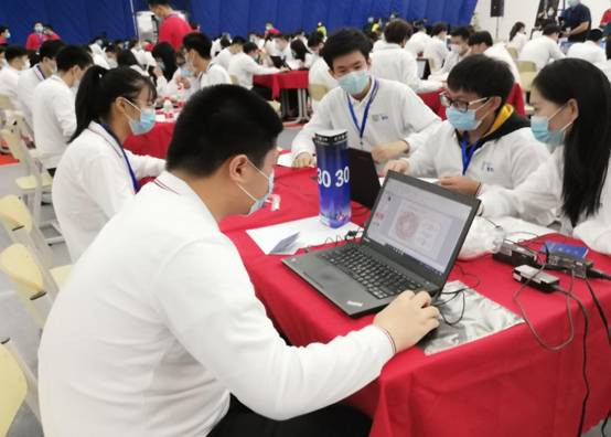 一群人在看笔记本电脑描述已自动生成