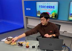 男人和女人在电视前玩游戏低可信度描述已自动生成