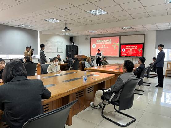 说明: 会议室里的人们描述已自动生成