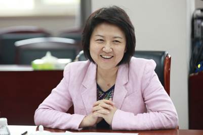 说明: 女人坐在桌子边描述已自动生成