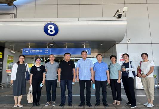 一群人站在飞机前合影中度可信度描述已自动生成