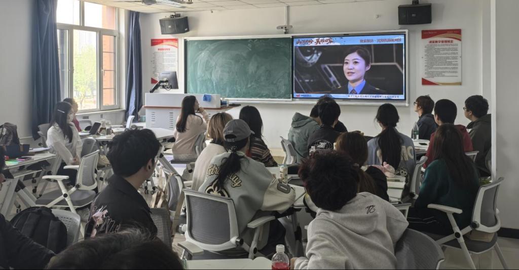 同上一堂“大思政课” 缅怀英烈魂归故里——bat365在线平台师生集中收看第十三批在韩志愿军烈士遗骸归国安葬仪式直播