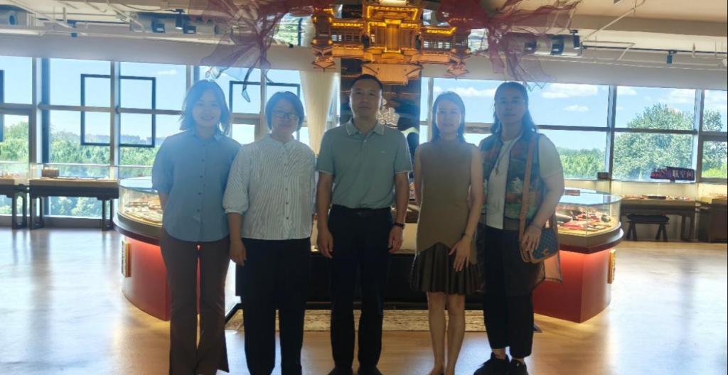 bat365在线平台常委、副院长王俊空带队赴红桥市场、圜祈文化开展校企合作调研