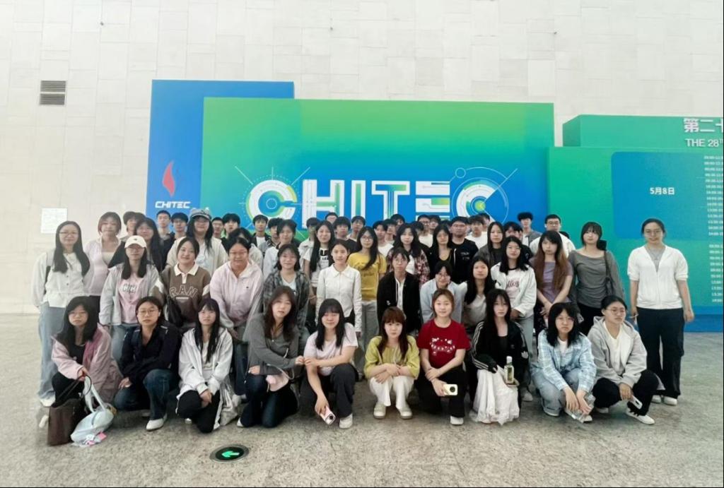 思政赋能科创 实践逐梦前行——马克思主义学院组织学生赴北京科博会开展实践教学