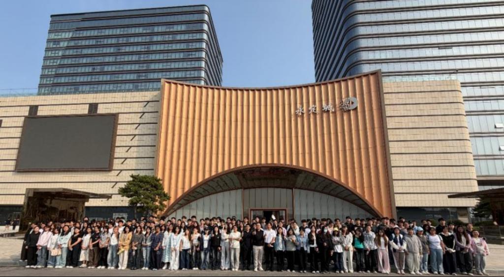 智汇永定 职启新程——本科生院联合人工智能学院赴固安永定城专场招聘会开展实践活动