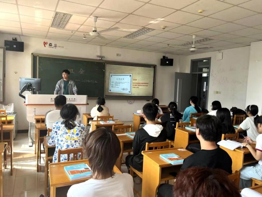 邓斌：跨校区带班三年 润物无声护航24名学生100%高质量就业