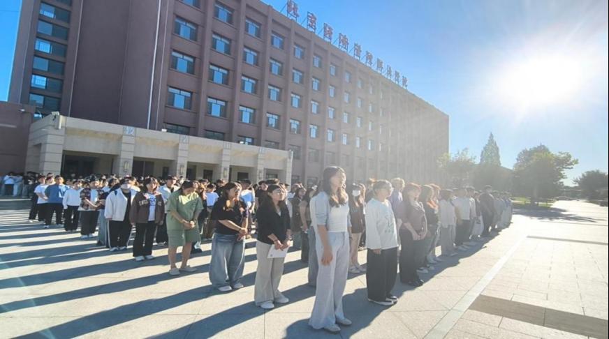 学校举行2026年秋季学期“开学第一课 纪念长征胜利九十载”主题升旗仪式
