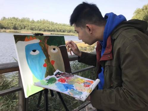 图片包含 人, 户外, 男孩, 草描述已自动生成