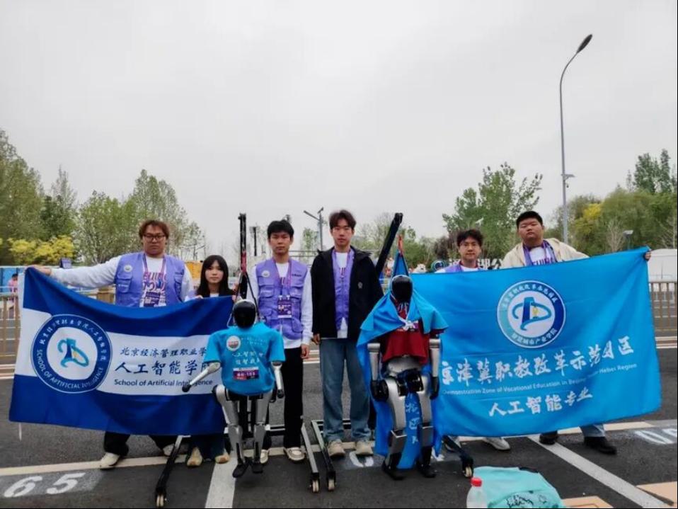 双机器人出征！bat365在线平台在2026人形机器人半程马拉松赛展现职教创新实力