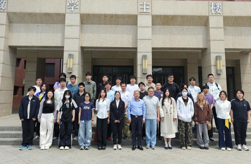 bat365在线平台副书记、京津冀职教改革示范园区本科生院党总支书记范宝祥（兼）参加学生主题班会